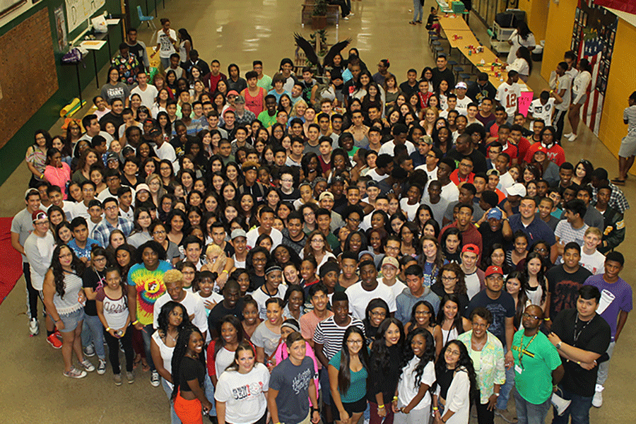 Class+of+2016+gathers+for+a+group+picture+during+senior+lighting+August+21%2C+2015.