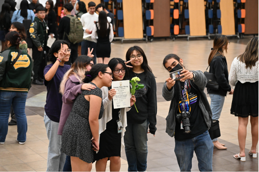 A behind-the-scenes of a group photo of the yearbook staff plus Jo Hernandez. (L to R) Senior Jo Hernandez, seniors Geraldine Cruz-Hernandez, Nyta Prom, junior Emillie Siv, senior Jessica Mai, and freshman James Rahman.