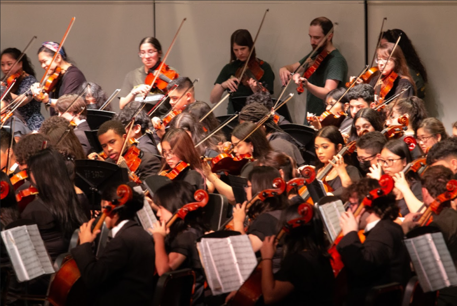 The all-combined orchestra plays along to Bohemian Rhapsody by Mercury, arranged by Berry, along with the alumni.